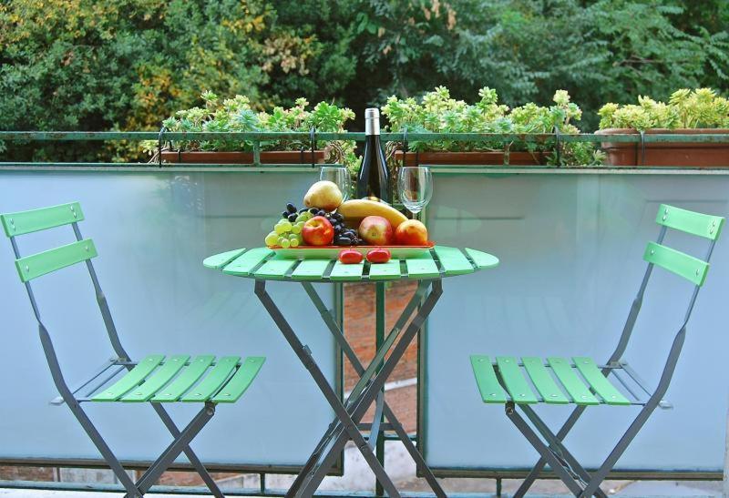 At Colosseo With Terrace Overlooking The Garden By Lyon Appartamento